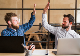 Équipe Mandauto accompagnant ses clients pour une location longue durée flexible et sans engagement